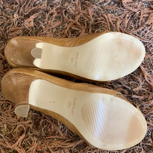 ✨ Y2K MOCHA PUMP HEELS ✨ - Picture 4 of 4